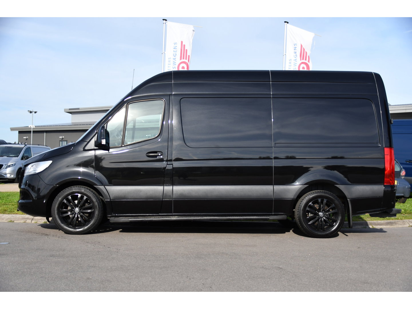 Mercedes-Benz Sprinter 317 1.9 CDI L2H2 Black Edition Camera, Cruise, Carplay, 3500kg, Clima, Sensoren, Automaat, Multimedia, Uniek!