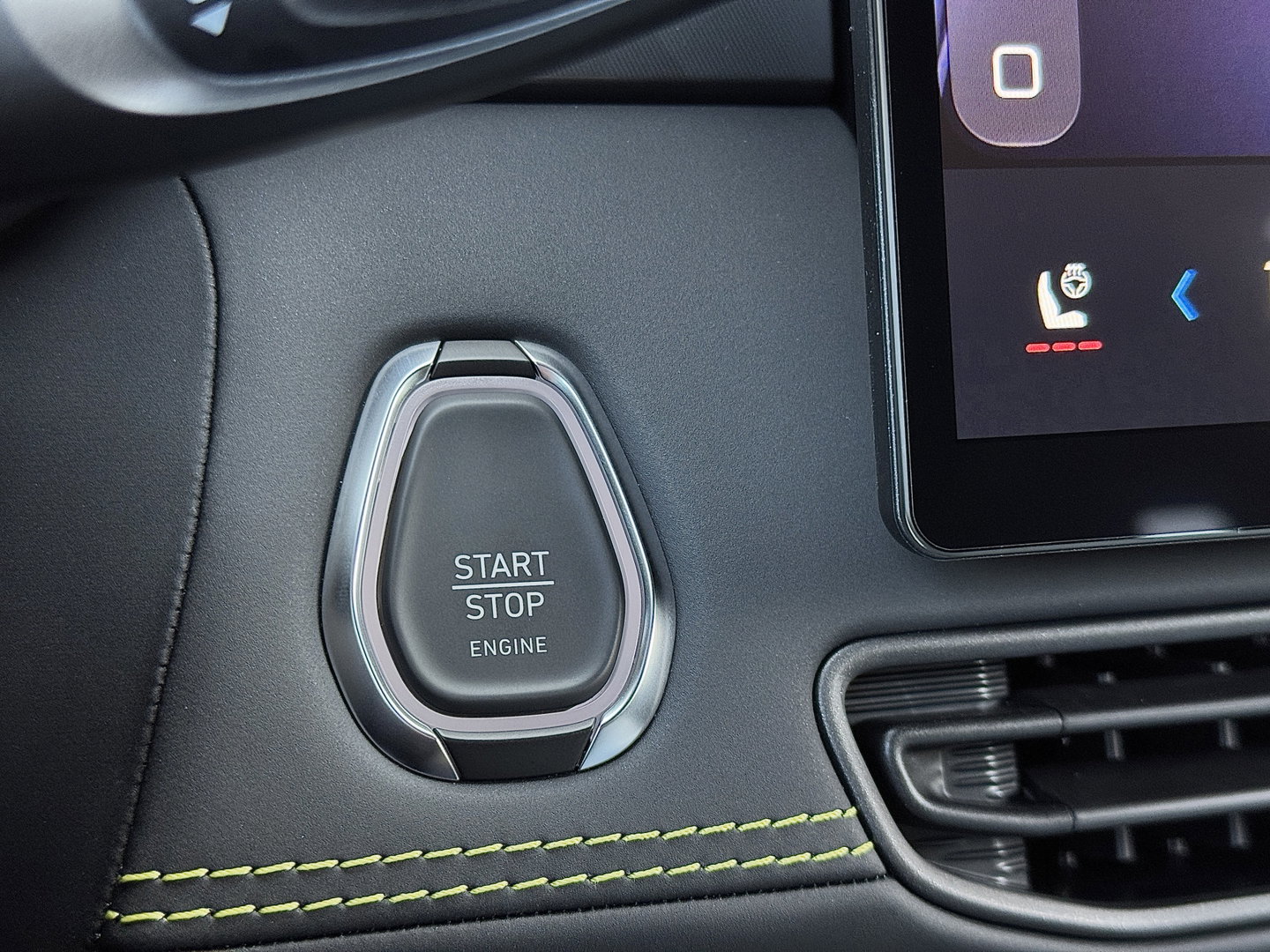Lynk & Co 01 1.5 More | Panoramadak | Leder | 360° Camera | 20" Lichtmetaal | Infinity | Sfeerverlichtinig | Stuurverwarming | Elektrische Bestuurdersstoel | Stoelverwarming | Apple Carplay | Android Auto |