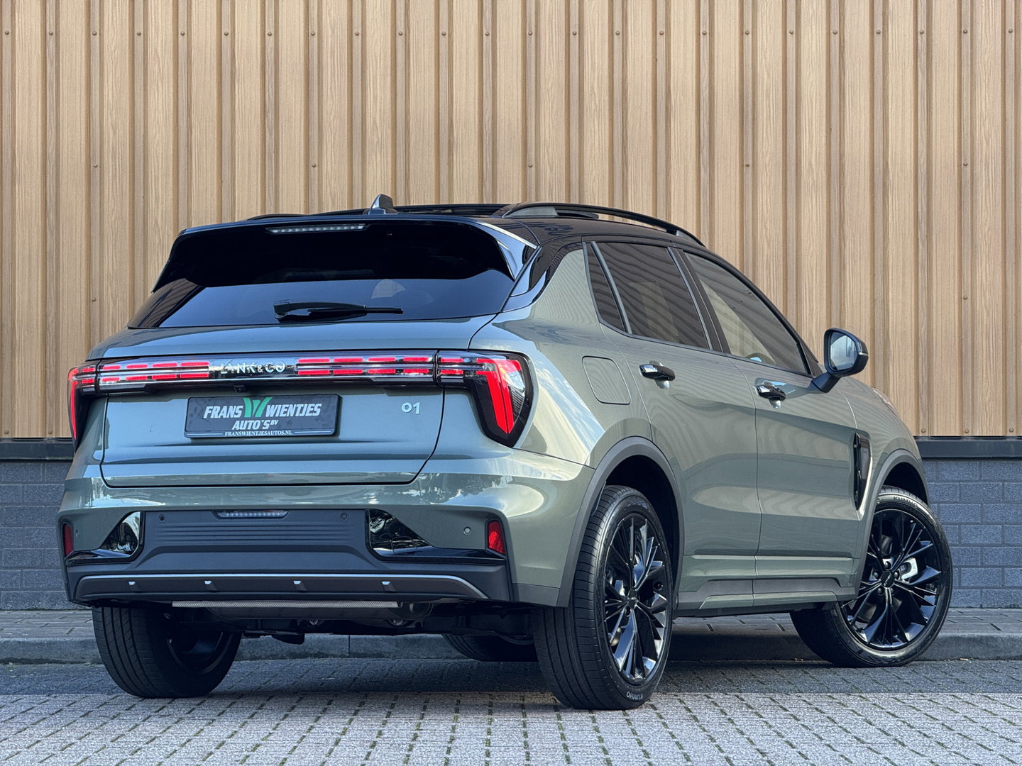 Lynk & Co 01 1.5 More | Panoramadak | Leder | 360° Camera | 20" Lichtmetaal | Infinity | Sfeerverlichtinig | Stuurverwarming | Elektrische Bestuurdersstoel | Stoelverwarming | Apple Carplay | Android Auto |