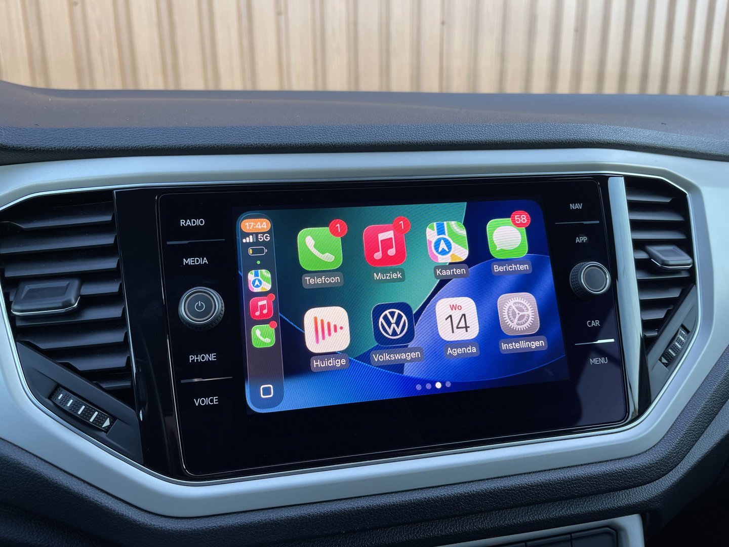 Volkswagen T-Roc Cabrio 1.0 TSI Style | Draadloze Apple Carplay | Beats Audio | Dealer Onderhouden | DAB | Trekhaak | Adaptieve Cruise Control |