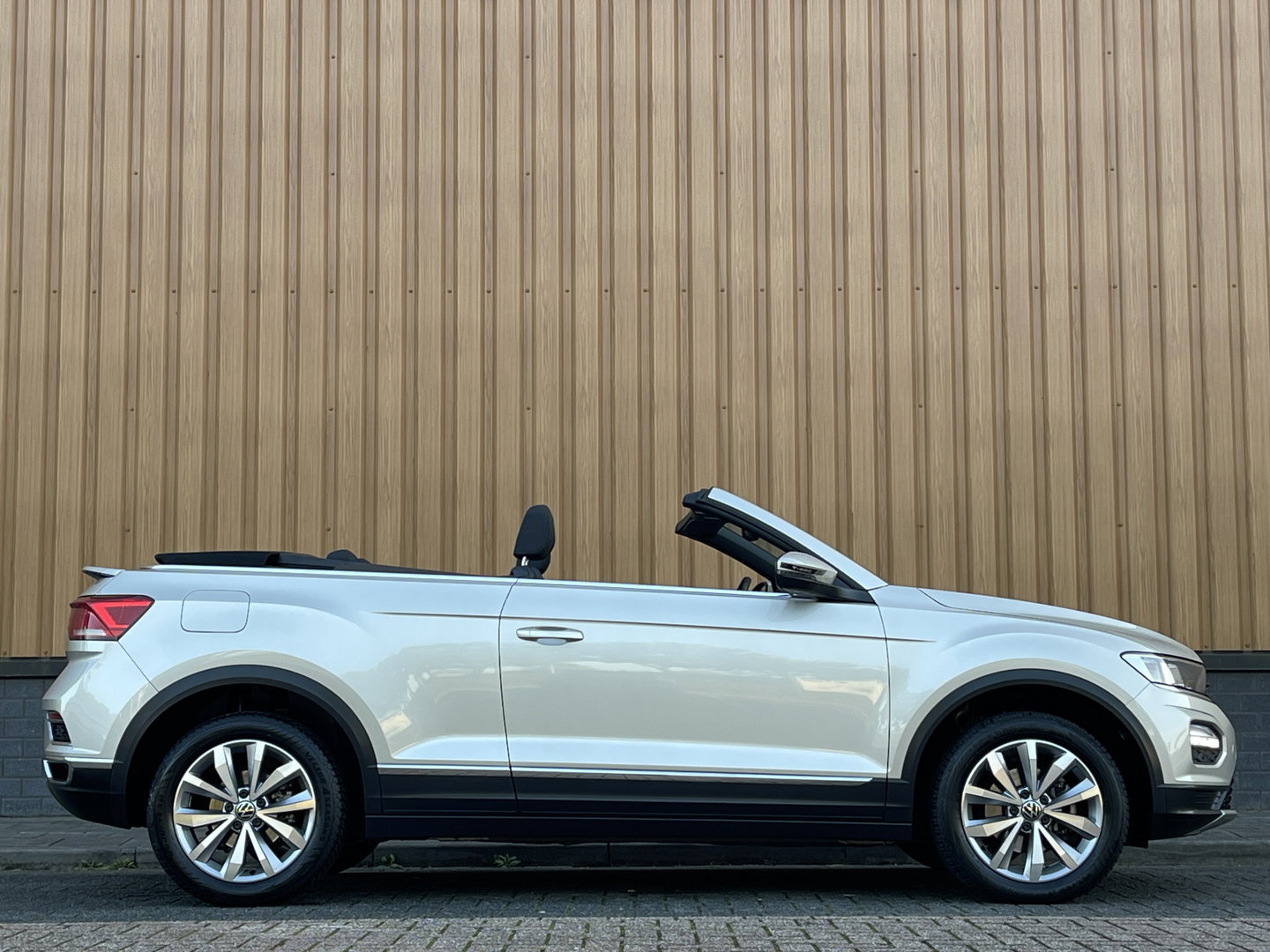 Volkswagen T-Roc Cabrio 1.0 TSI Style | Draadloze Apple Carplay | Beats Audio | Dealer Onderhouden | DAB | Trekhaak | Adaptieve Cruise Control |