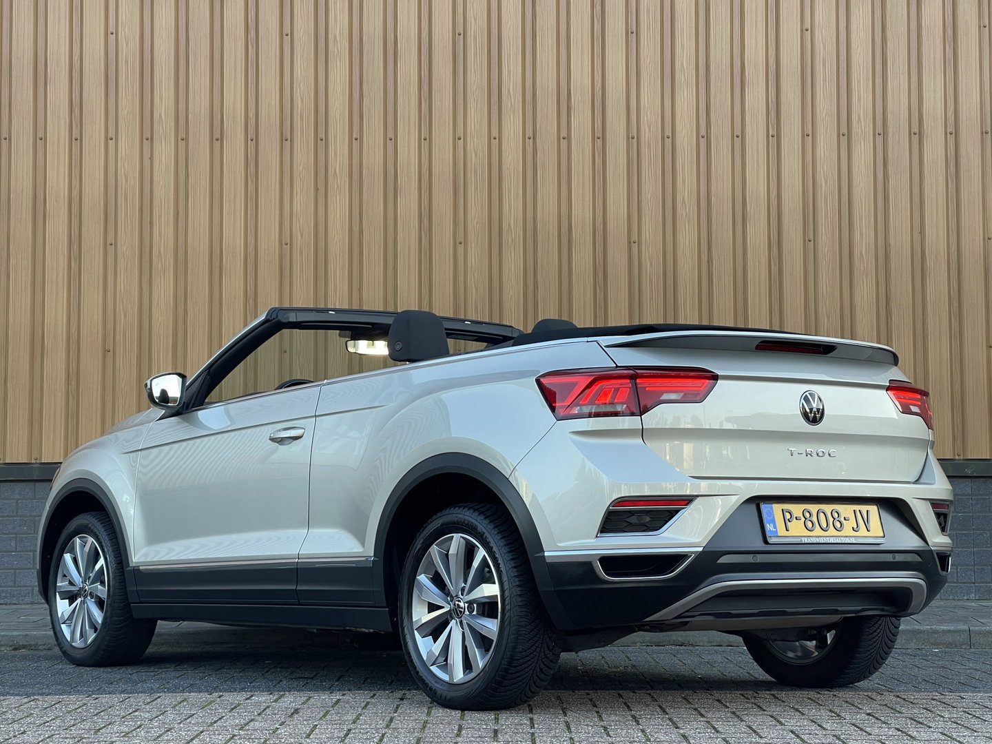 Volkswagen T-Roc Cabrio 1.0 TSI Style | Draadloze Apple Carplay | Beats Audio | Dealer Onderhouden | DAB | Trekhaak | Adaptieve Cruise Control |