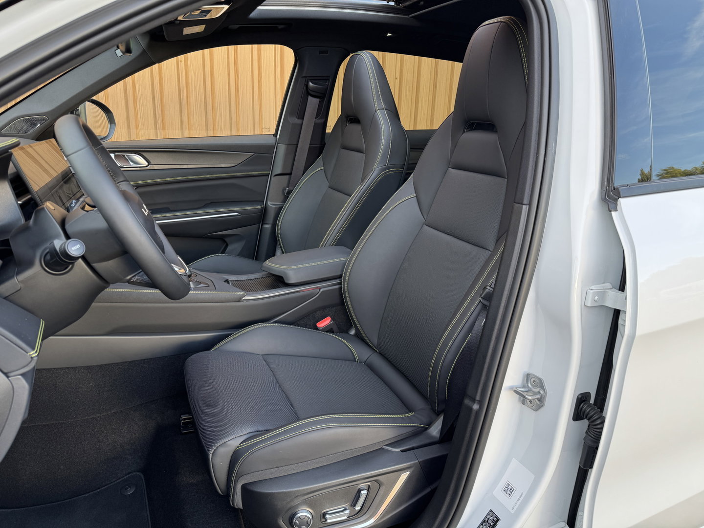 Lynk & Co 01 1.5 More | Panoramadak | Leder | 360° Camera | 20" Lichtmetaal | Infinity | Sfeerverlichtinig | Stuurverwarming | Elektrische Bestuurdersstoel | Stoelverwarming | Apple Carplay | Android Auto |