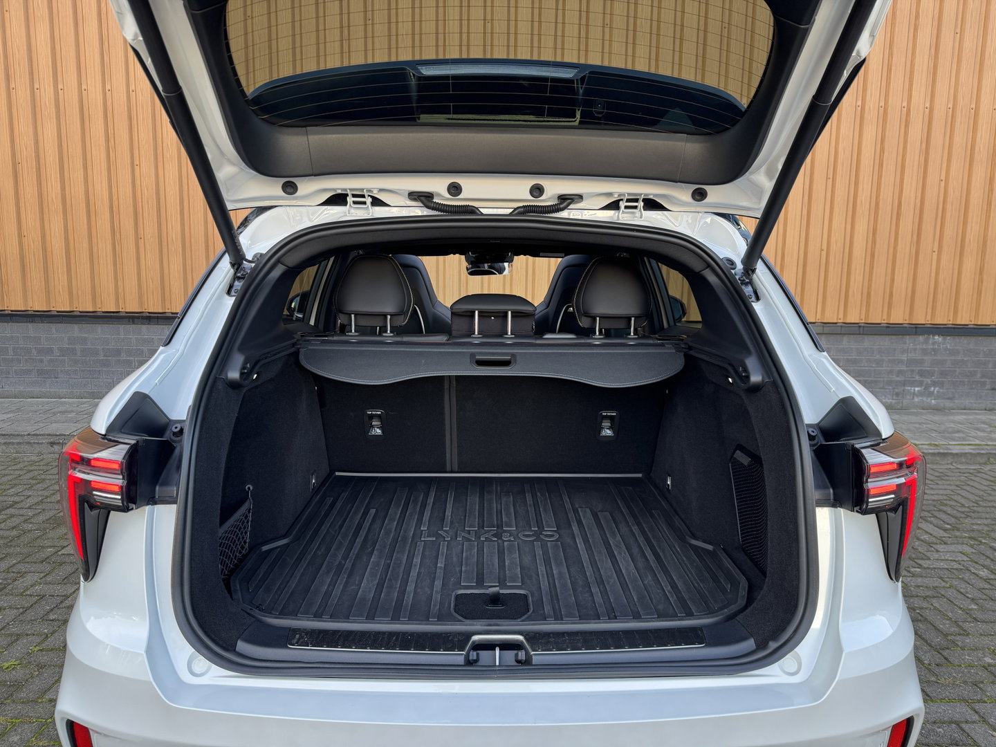 Lynk & Co 01 1.5 More | Panoramadak | Leder | 360° Camera | 20" Lichtmetaal | Infinity | Sfeerverlichtinig | Stuurverwarming | Elektrische Bestuurdersstoel | Stoelverwarming | Apple Carplay | Android Auto |