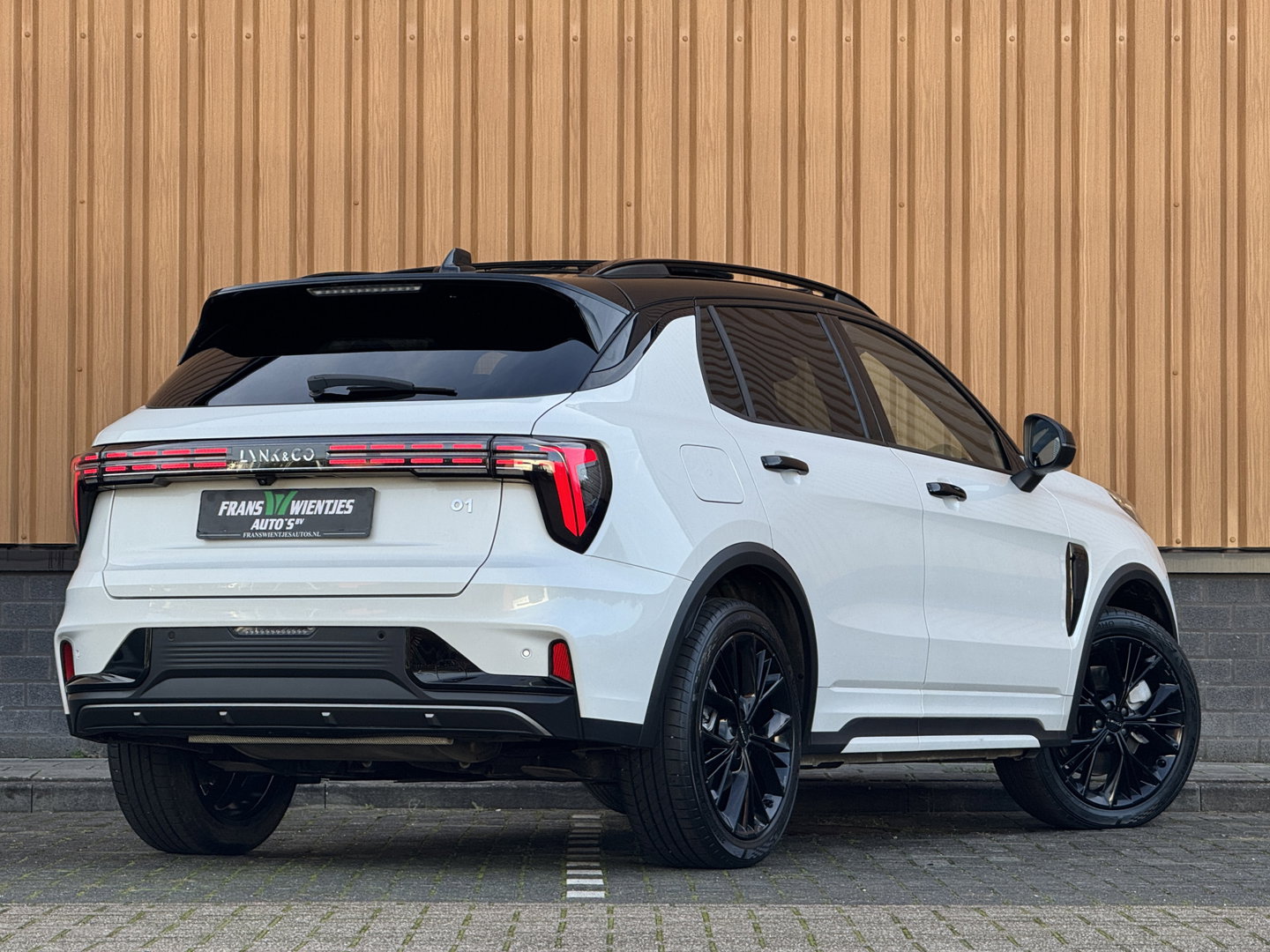 Lynk & Co 01 1.5 More | Panoramadak | Leder | 360° Camera | 20" Lichtmetaal | Infinity | Sfeerverlichtinig | Stuurverwarming | Elektrische Bestuurdersstoel | Stoelverwarming | Apple Carplay | Android Auto |