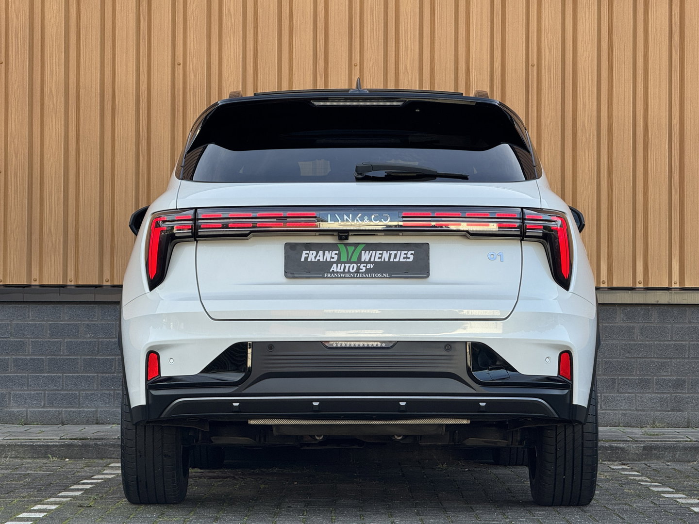 Lynk & Co 01 1.5 More | Panoramadak | Leder | 360° Camera | 20" Lichtmetaal | Infinity | Sfeerverlichtinig | Stuurverwarming | Elektrische Bestuurdersstoel | Stoelverwarming | Apple Carplay | Android Auto |