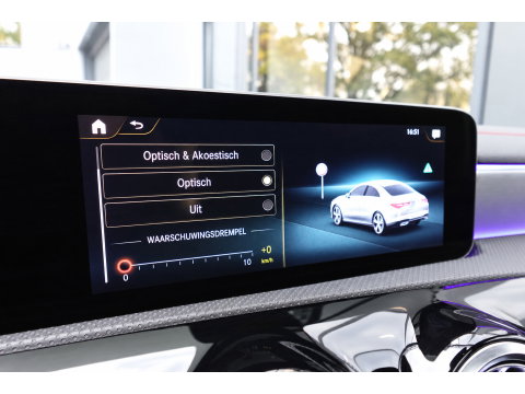 Mercedes-Benz CLA-Klasse 180 AMG PANO CAM SFEER