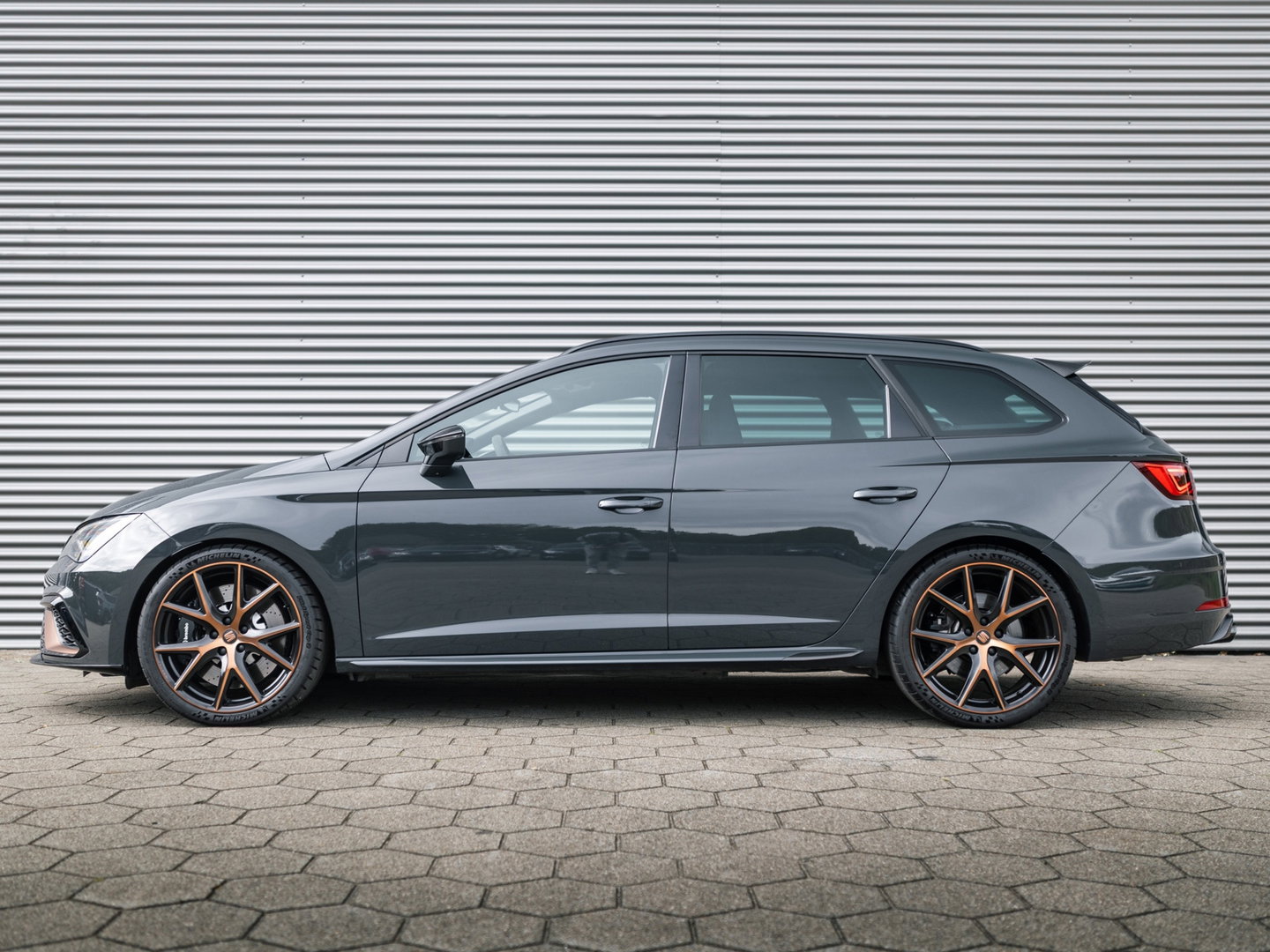 SEAT Leon ST 2.0 TSI CUPRA R 4DRIVE BLACKNESS GREY CARBON