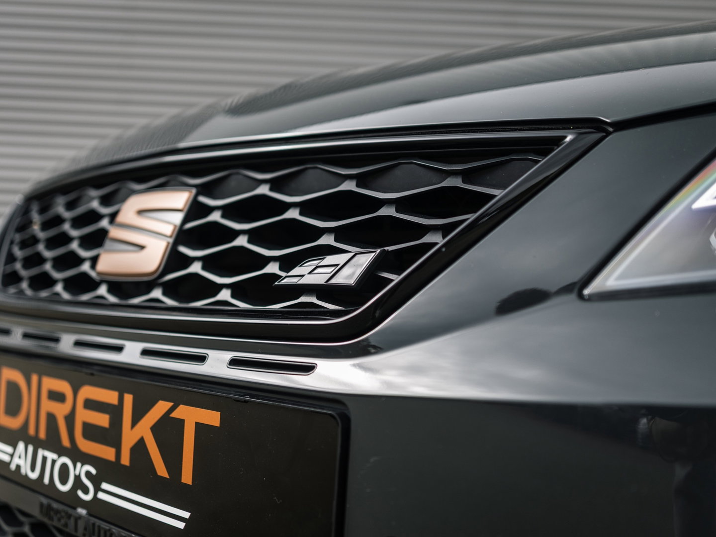 SEAT Leon ST 2.0 TSI CUPRA R 4DRIVE BLACKNESS GREY CARBON