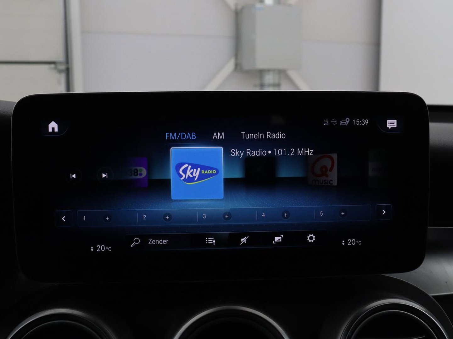 Mercedes-Benz GLC 300e 4MATIC Premium Plus | SOH 94,4% | Half leder | Cruise control | Stoelverwarming | Trekhaak | Camera | Park assist | Carplay | Sfeerverlichting | Climate control