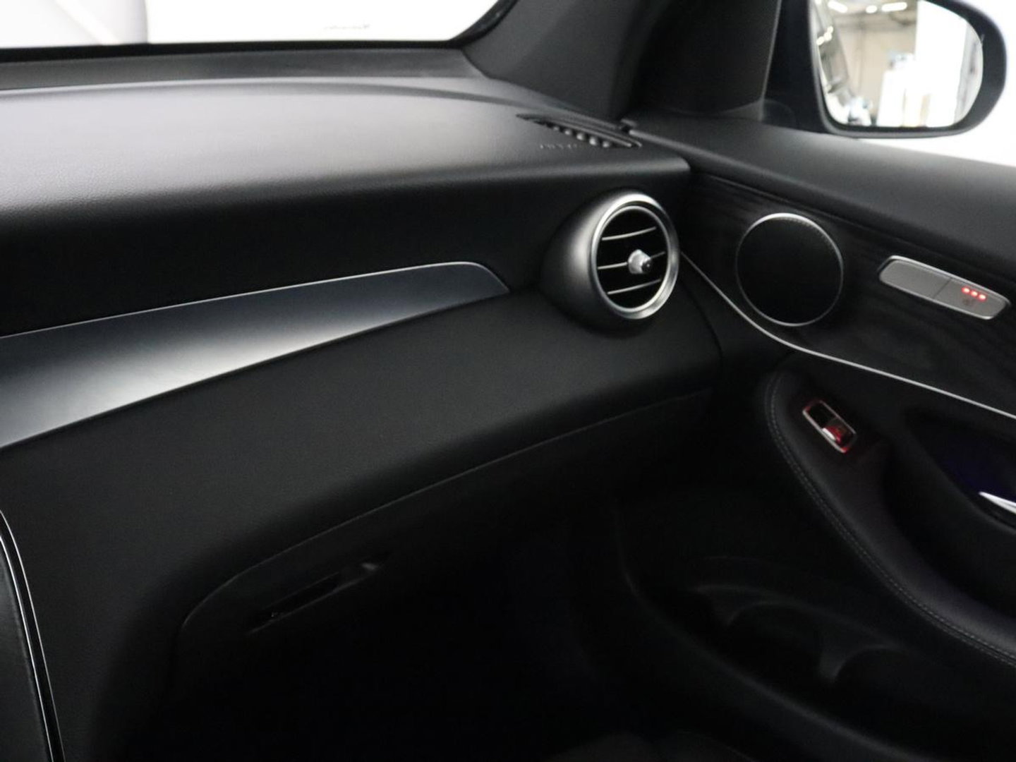 Mercedes-Benz GLC 300e 4MATIC Premium Plus | SOH 94,4% | Half leder | Cruise control | Stoelverwarming | Trekhaak | Camera | Park assist | Carplay | Sfeerverlichting | Climate control