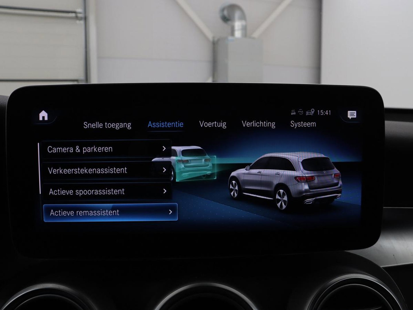Mercedes-Benz GLC 300e 4MATIC Premium Plus | SOH 94,4% | Half leder | Cruise control | Stoelverwarming | Trekhaak | Camera | Park assist | Carplay | Sfeerverlichting | Climate control