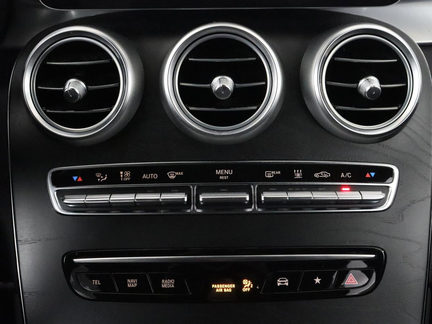 Mercedes-Benz GLC 300e 4MATIC Premium Plus | SOH 94,4% | Half leder | Cruise control | Stoelverwarming | Trekhaak | Camera | Park assist | Carplay | Sfeerverlichting | Climate control