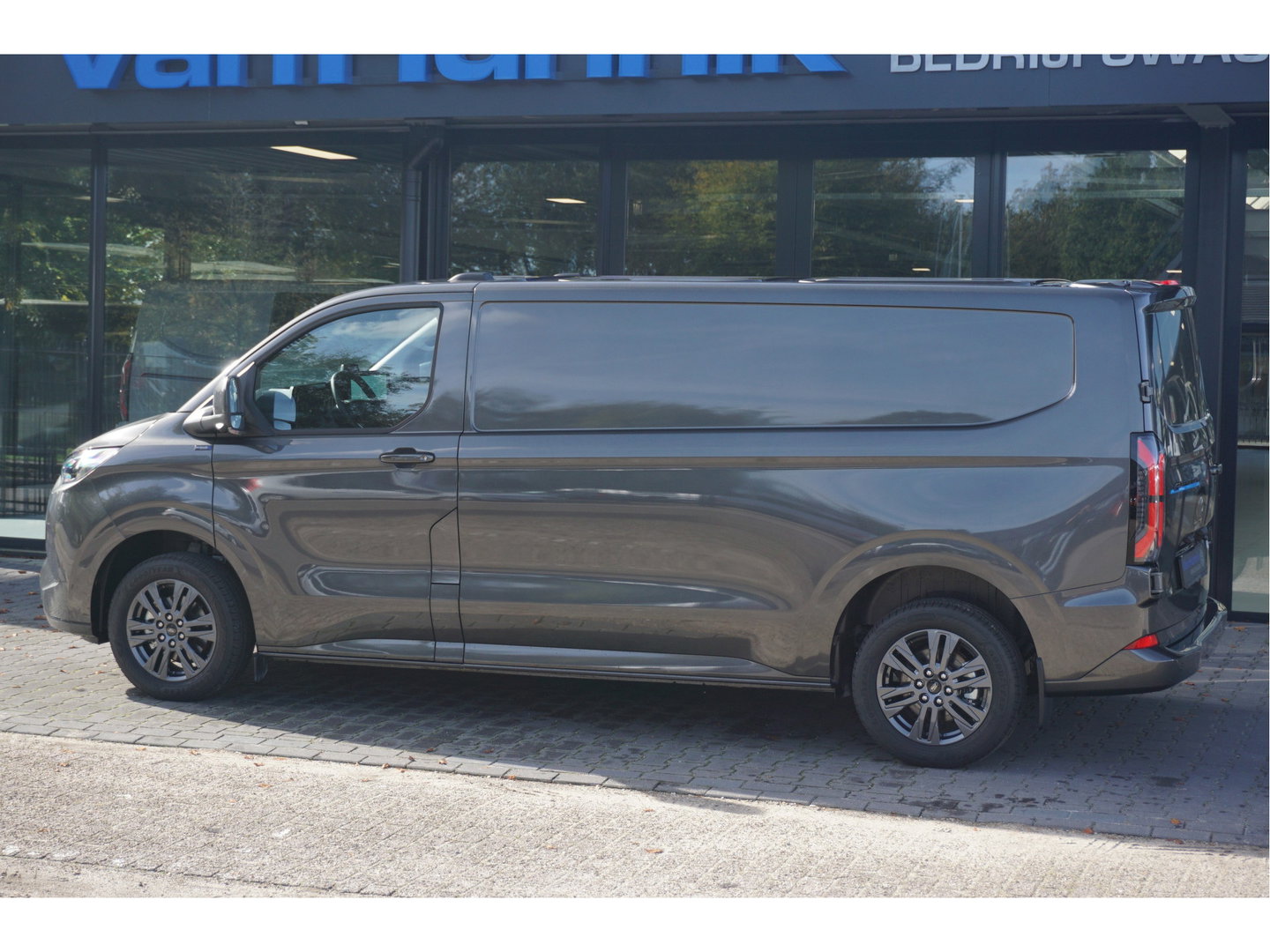 Ford E-Transit Custom 340L 218PK 71KWH Limited AUT BPM VRIJ!! Navi, ACC, 360° Cam, 17" LM, Trekhaak!! NR. EC32