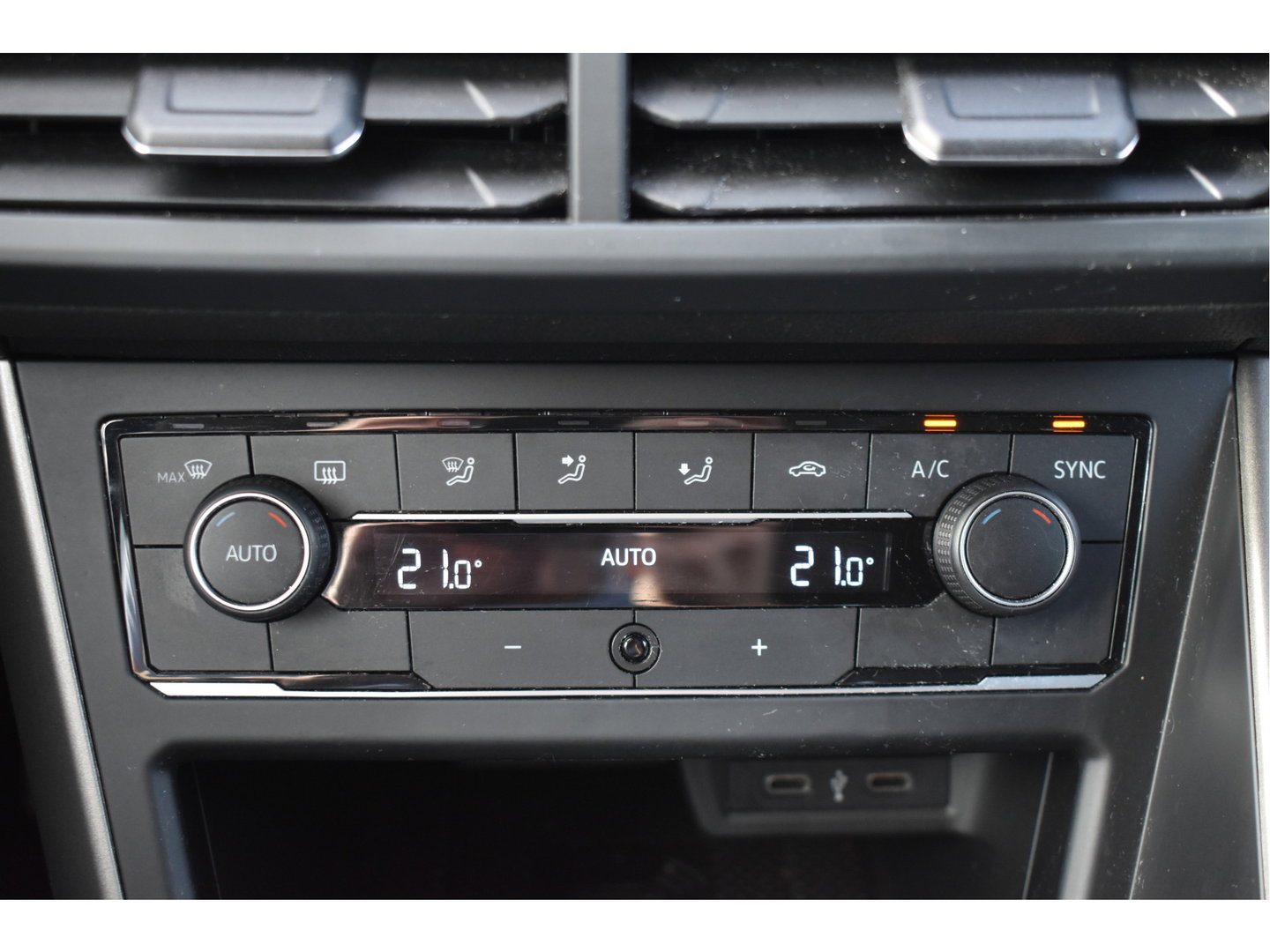 Volkswagen Polo 1.0 TSI R-Line Edition Executive 96 pk | NL-Auto | Carplay | Autom.airco | Adapt.CC | DAB | PDC rondom | LM-Velgen | NAP