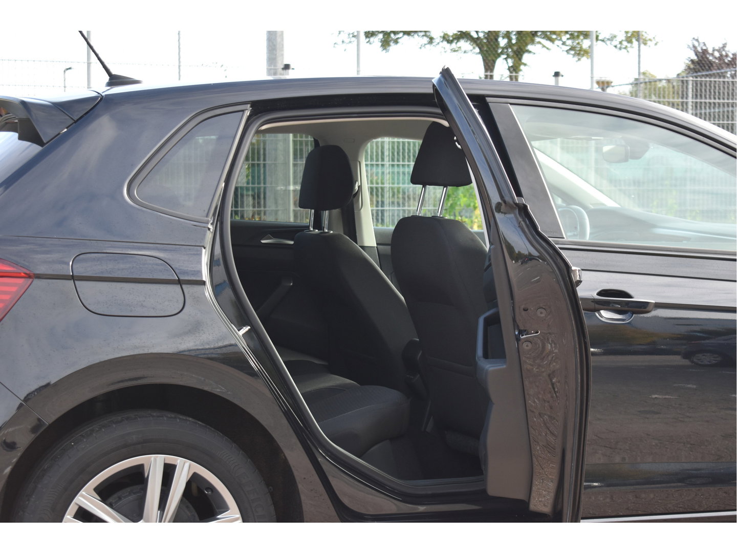 Volkswagen Polo 1.0 TSI R-Line Edition Executive 96 pk | NL-Auto | Carplay | Autom.airco | Adapt.CC | DAB | PDC rondom | LM-Velgen | NAP