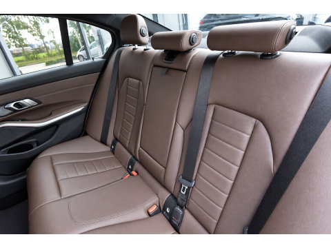 BMW 3-serie 320i High Executive PANO H&K LEDER