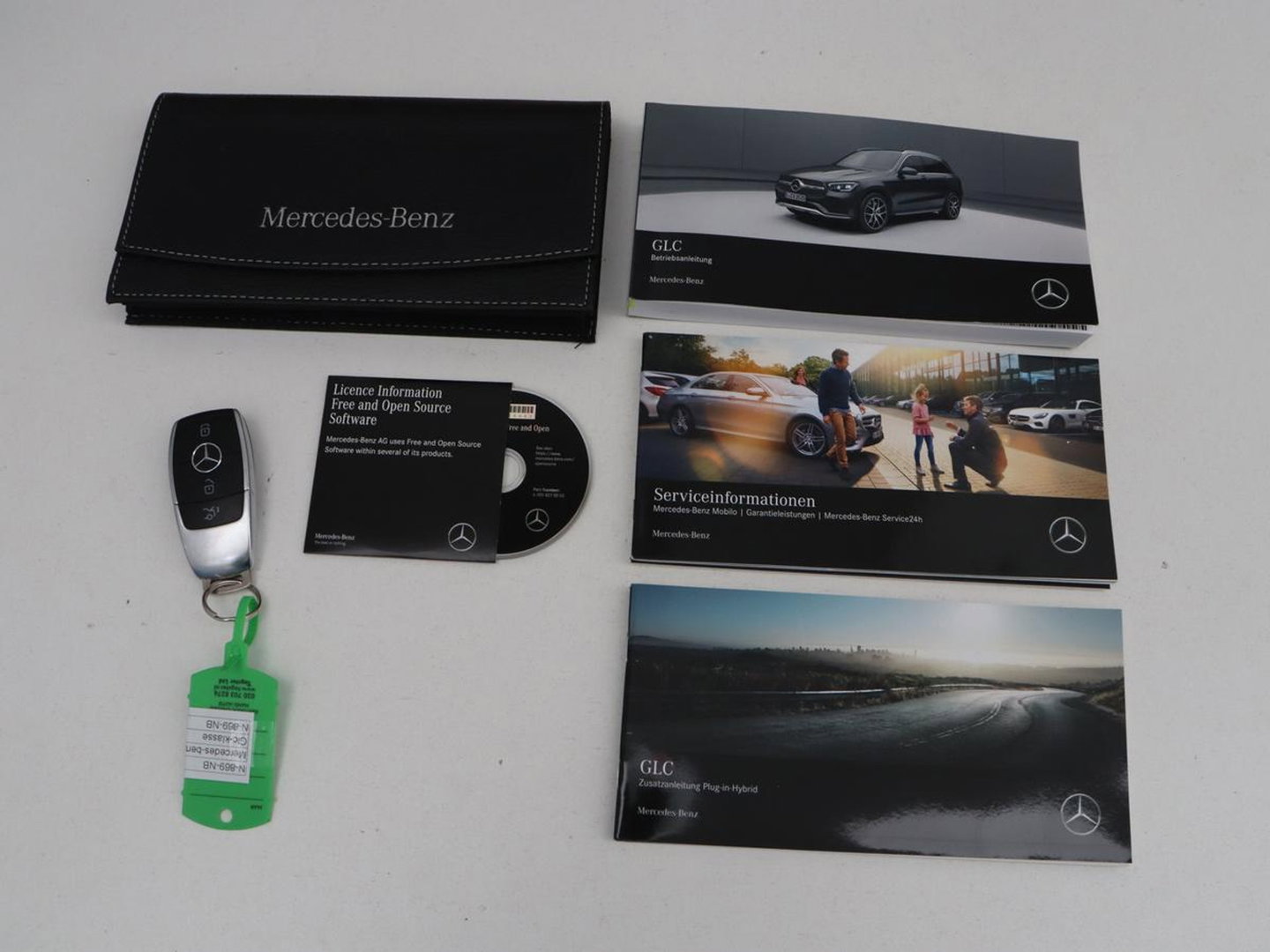 Mercedes-Benz GLC 300e 4MATIC Premium Plus | SOH 94,4% | Half leder | Cruise control | Stoelverwarming | Trekhaak | Camera | Park assist | Carplay | Sfeerverlichting | Climate control
