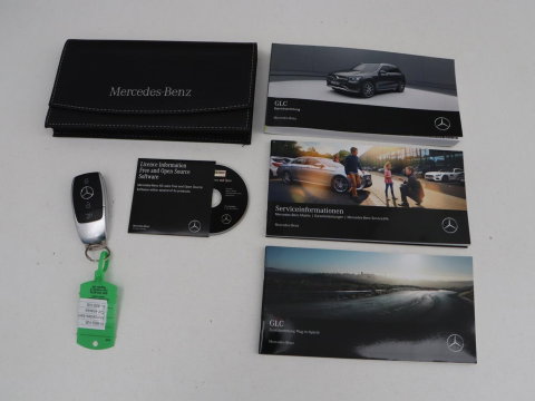 Mercedes-Benz GLC 300e 4MATIC Premium Plus | SOH 94,4% | Half leder | Cruise control | Stoelverwarming | Trekhaak | Camera | Park assist | Carplay | Sfeerverlichting | Climate control