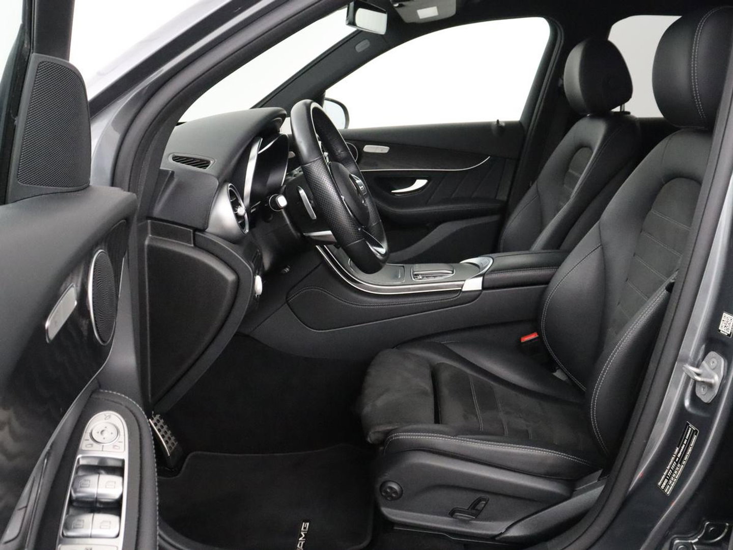 Mercedes-Benz GLC 300e 4MATIC Premium Plus | SOH 94,4% | Half leder | Cruise control | Stoelverwarming | Trekhaak | Camera | Park assist | Carplay | Sfeerverlichting | Climate control