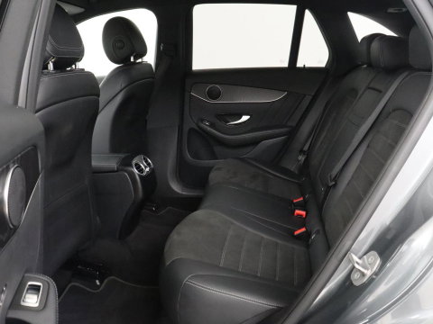 Mercedes-Benz GLC 300e 4MATIC Premium Plus | SOH 94,4% | Half leder | Cruise control | Stoelverwarming | Trekhaak | Camera | Park assist | Carplay | Sfeerverlichting | Climate control