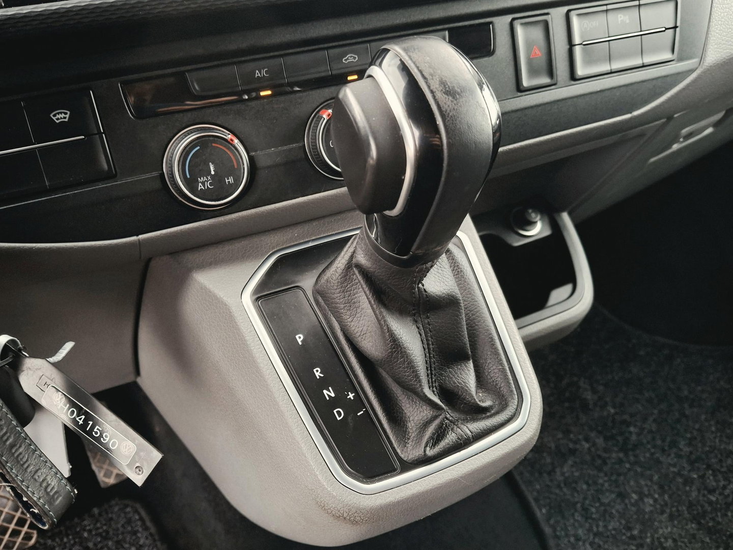 Volkswagen Transporter 2.0 TDI L2H1 Bulli | ADAPTIEF | TREKHAAK | LED | LEDER | LMV |