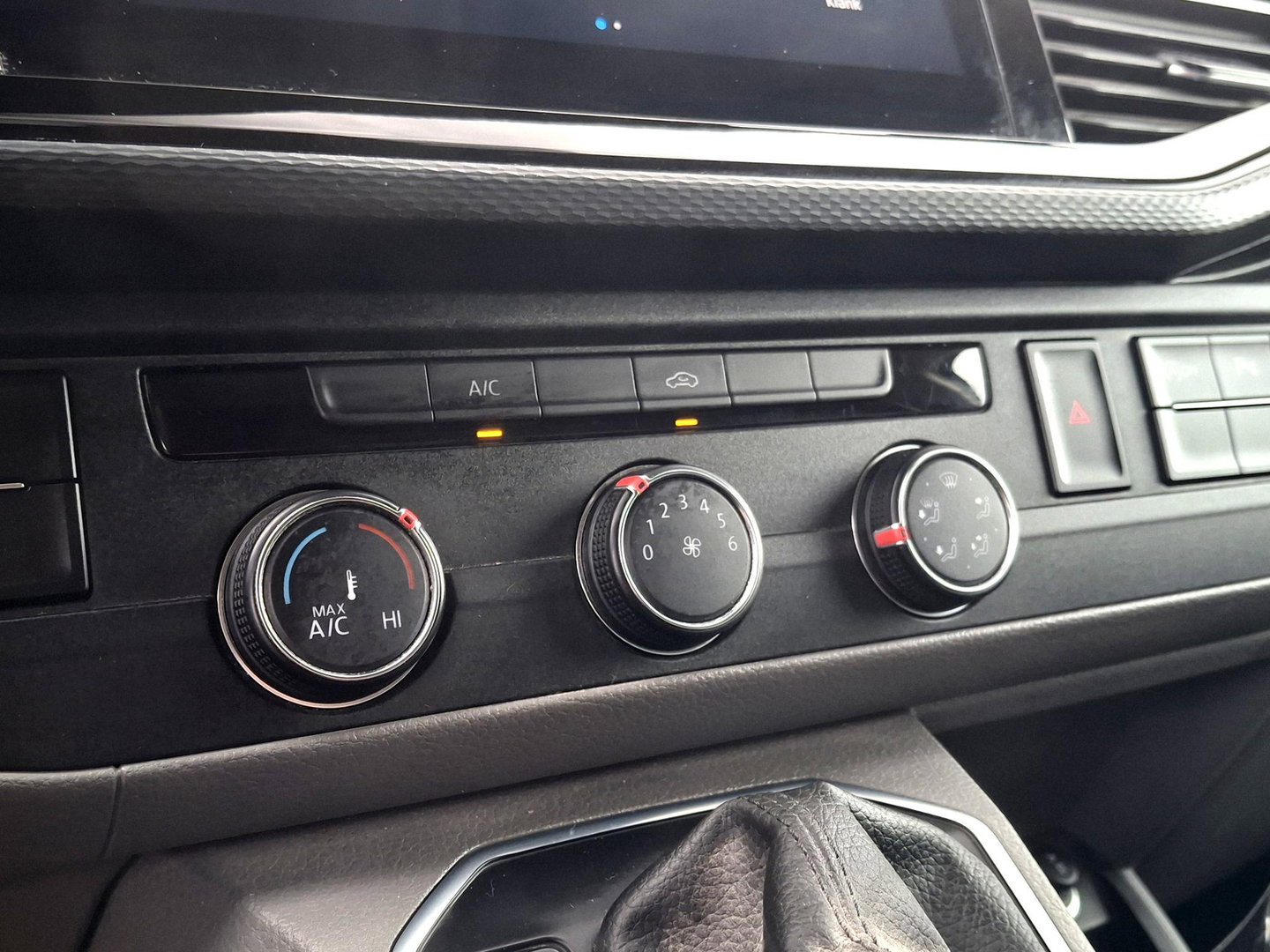 Volkswagen Transporter 2.0 TDI L2H1 Bulli | ADAPTIEF | TREKHAAK | LED | LEDER | LMV |