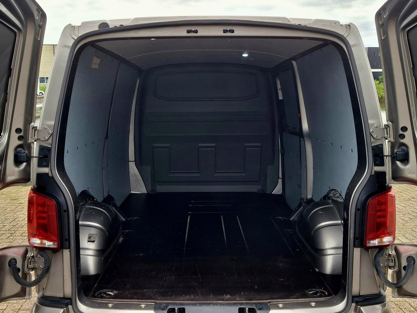 Volkswagen Transporter 2.0 TDI L2H1 Bulli | ADAPTIEF | TREKHAAK | LED | LEDER | LMV |
