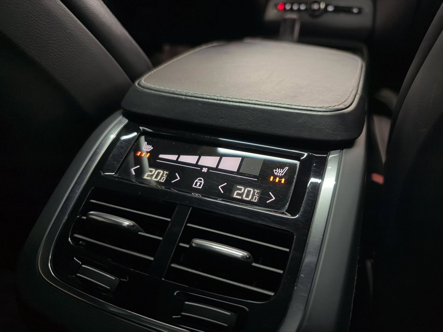 Volvo XC90 2.0 T8 Recharge AWD R-Design Polestar Pano H/K Luchtvering
