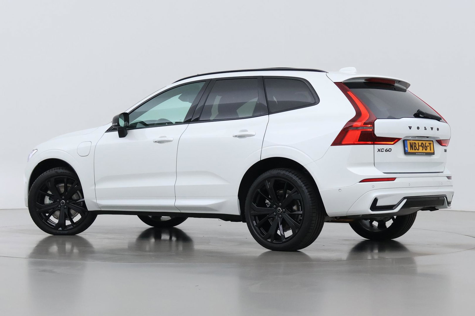 Volvo XC60 T6 Plus Black Edition | Harman/Kardon | Pilot Assist | Panoramadak | 360° Camera | Head-Up | Stoel+Stuurverwarming | 21 Inch