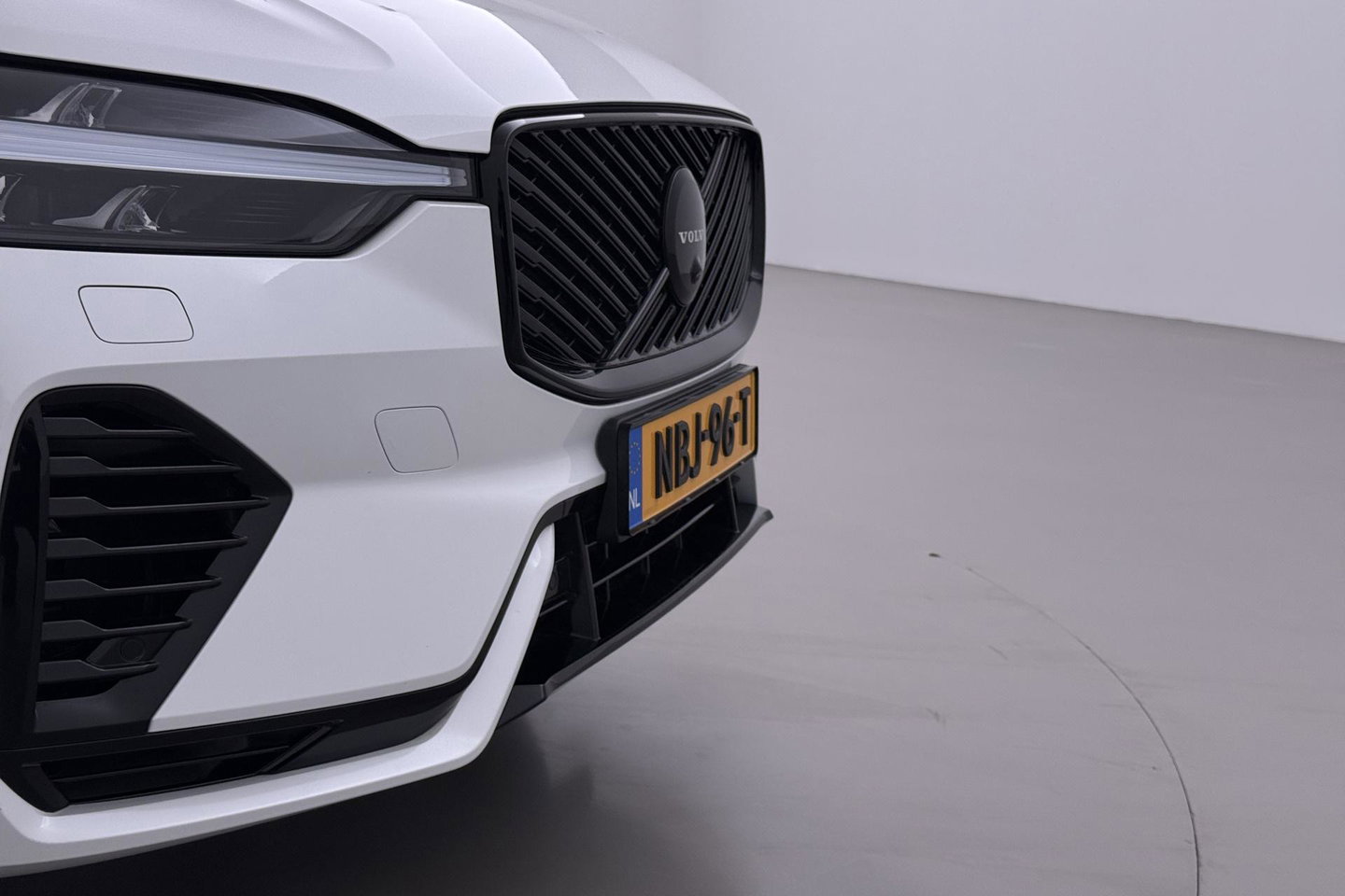 Volvo XC60 T6 Plus Black Edition | Harman/Kardon | Pilot Assist | Panoramadak | 360° Camera | Head-Up | Stoel+Stuurverwarming | 21 Inch