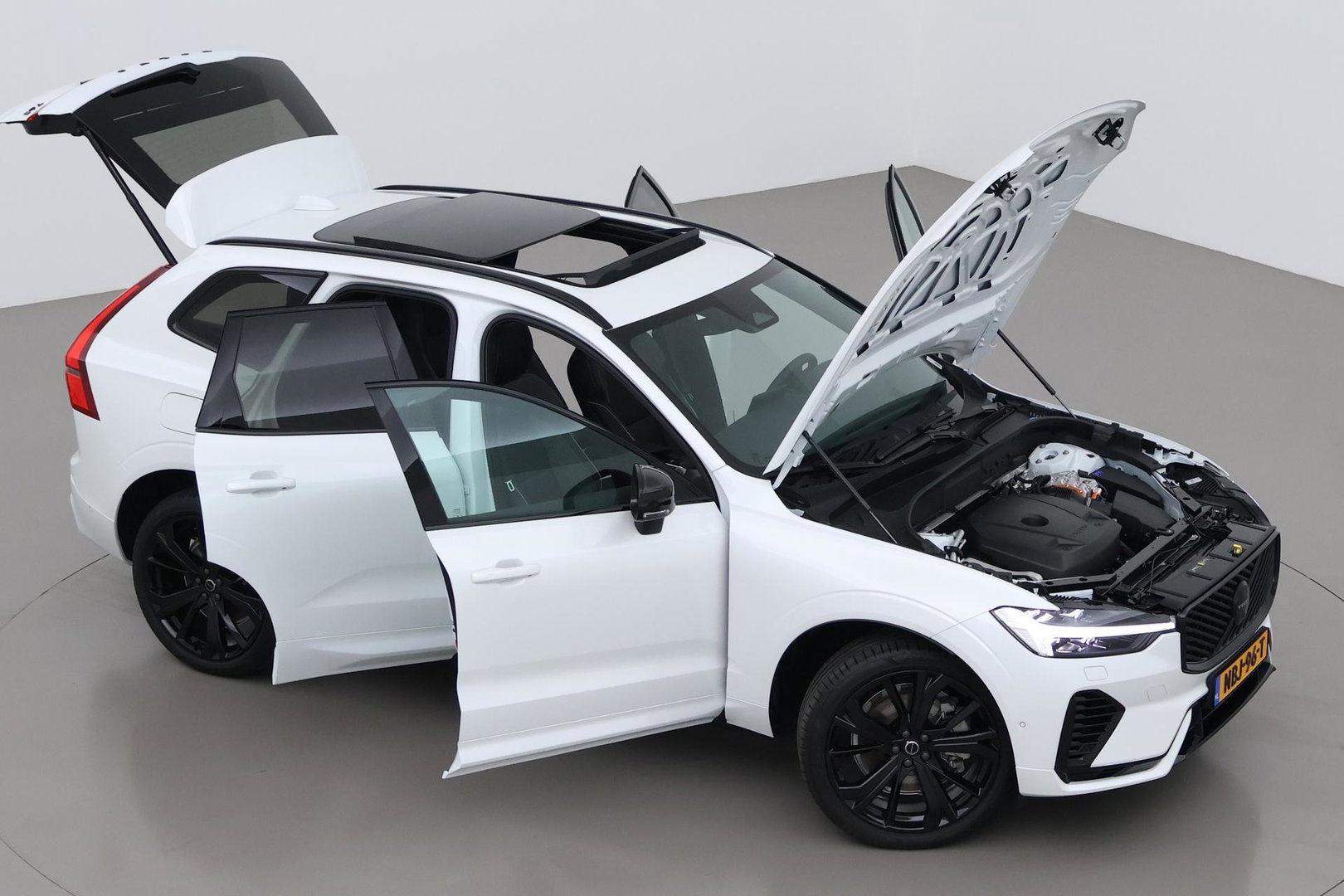 Volvo XC60 T6 Plus Black Edition | Harman/Kardon | Pilot Assist | Panoramadak | 360° Camera | Head-Up | Stoel+Stuurverwarming | 21 Inch
