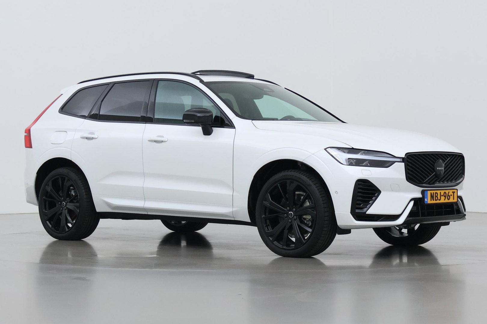 Volvo XC60 T6 Plus Black Edition | Harman/Kardon | Pilot Assist | Panoramadak | 360° Camera | Head-Up | Stoel+Stuurverwarming | 21 Inch