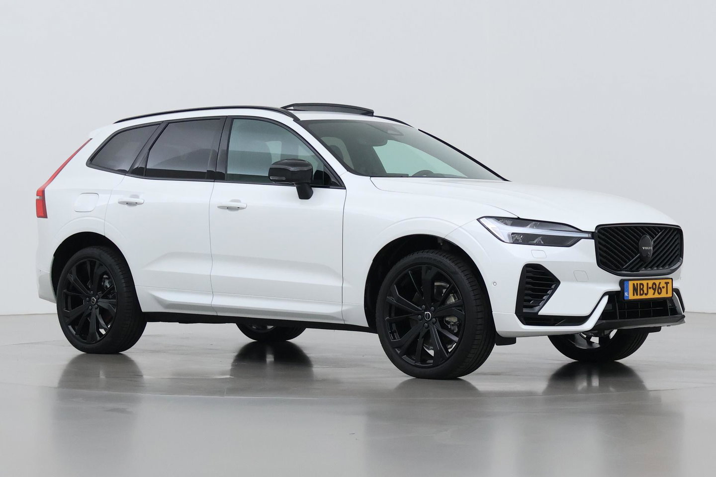 Volvo XC60 T6 Plus Black Edition | Harman/Kardon | Pilot Assist | Panoramadak | 360° Camera | Head-Up | Stoel+Stuurverwarming | 21 Inch