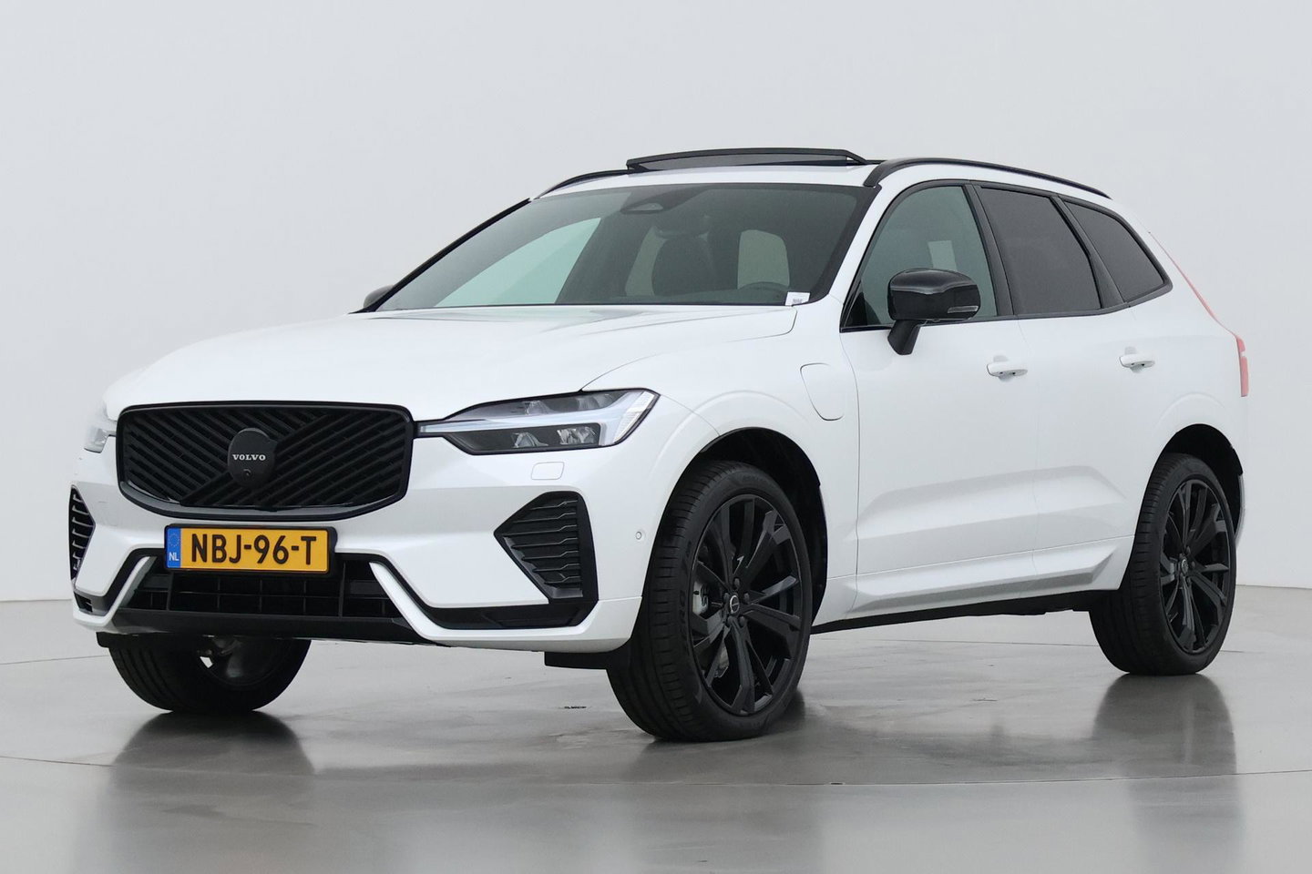 Volvo XC60 T6 Plus Black Edition | Harman/Kardon | Pilot Assist | Panoramadak | 360° Camera | Head-Up | Stoel+Stuurverwarming | 21 Inch
