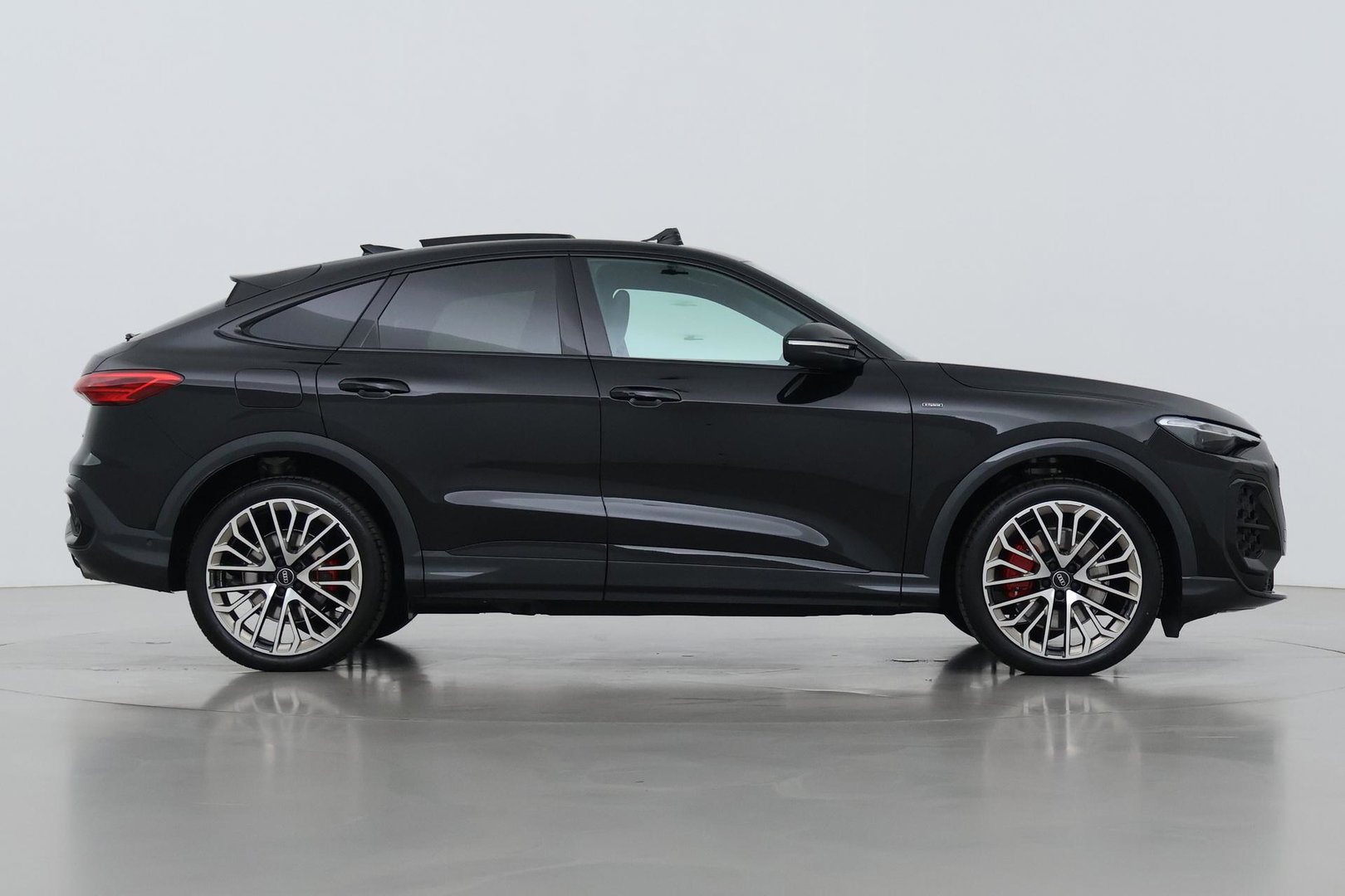 Audi Q5 Sportback Quattro S edition Competition | B&O | Passenger Display | Trekhaak | Luchtvering | Panoramadak | 360° Camera | 21 Inch | ACC