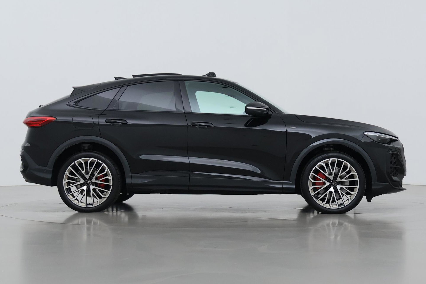 Audi Q5 Sportback Quattro S edition Competition | B&O | Passenger Display | Trekhaak | Luchtvering | Panoramadak | 360° Camera | 21 Inch | ACC