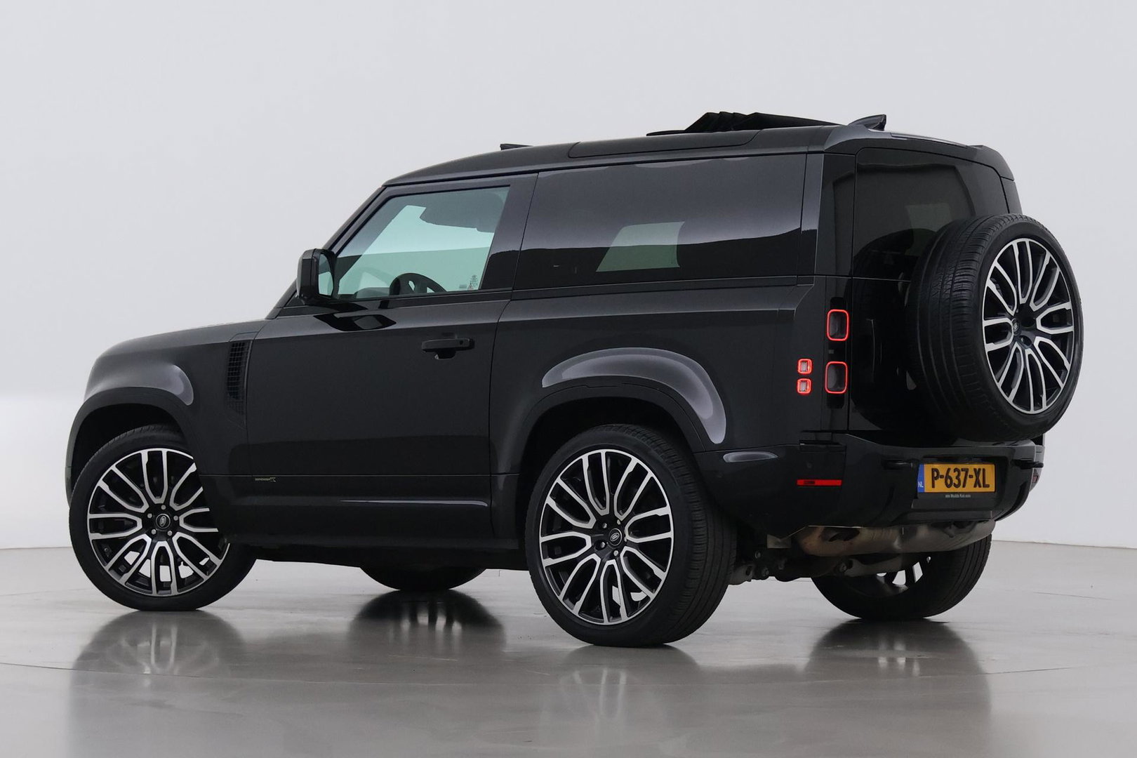 Land Rover Defender 90 D300 X | BTW | 23 Inch | Canvas Vouwdak | ClearSight | Trekhaak | Head-Up | Koelbox | Meridian Surround