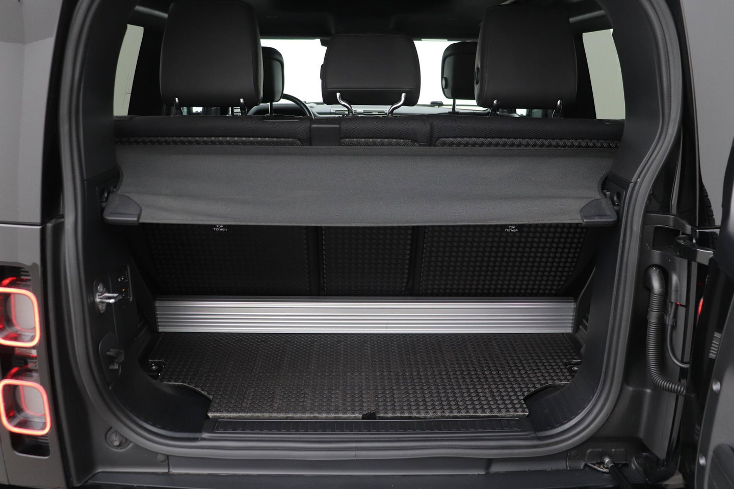 Land Rover Defender 90 D300 X | BTW | 23 Inch | Canvas Vouwdak | ClearSight | Trekhaak | Head-Up | Koelbox | Meridian Surround