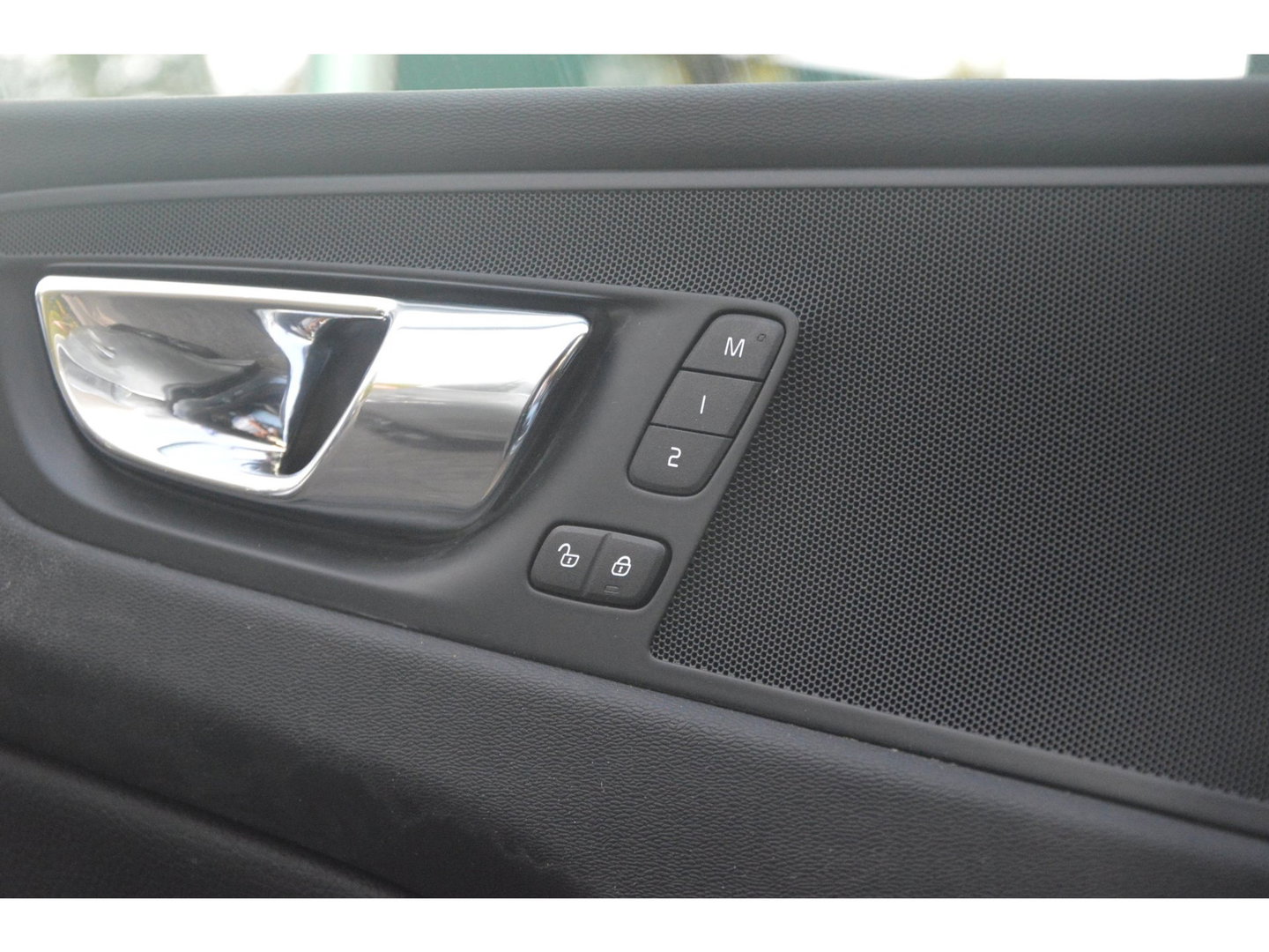 Volvo XC60 T5 Momentum| Trekhaak 2.400 KG | Leer | Keyless | Perfect onderhouden |