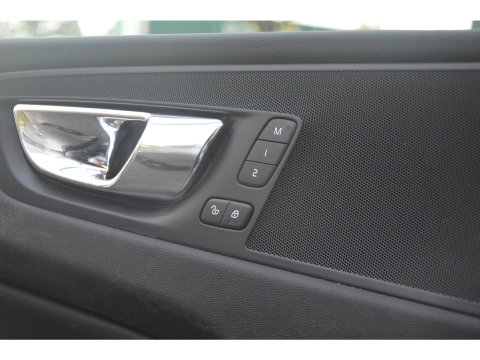 Volvo XC60 T5 Momentum| Trekhaak 2.400 KG | Leer | Keyless | Perfect onderhouden |