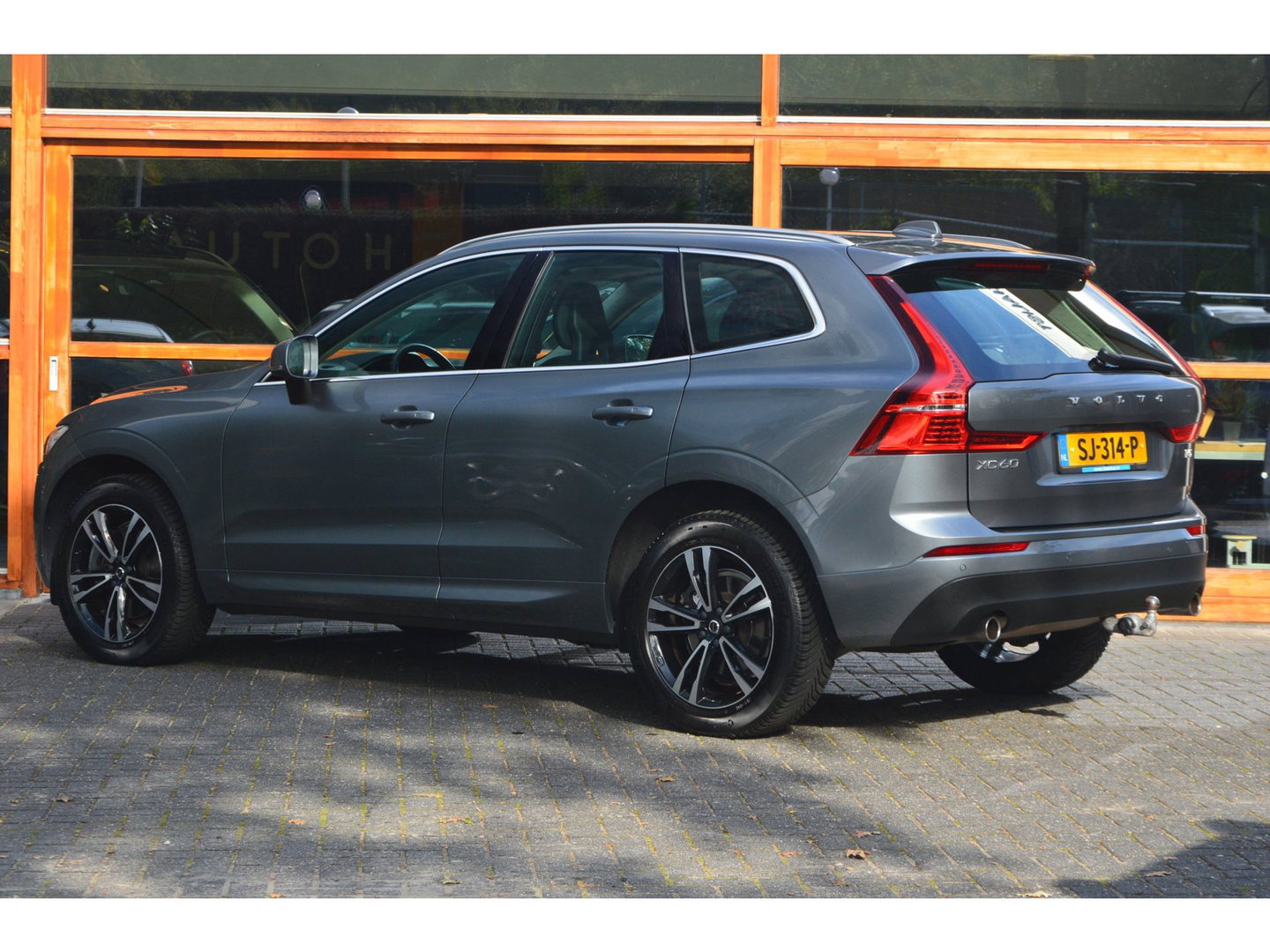Volvo XC60 T5 Momentum| Trekhaak 2.400 KG | Leer | Keyless | Perfect onderhouden |