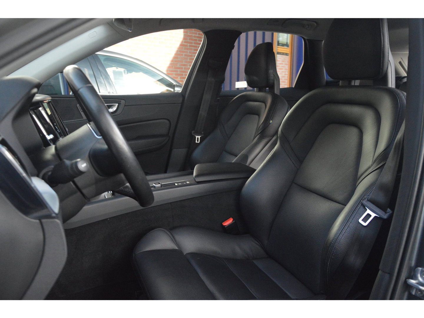 Volvo XC60 T5 Momentum| Trekhaak 2.400 KG | Leer | Keyless | Perfect onderhouden |