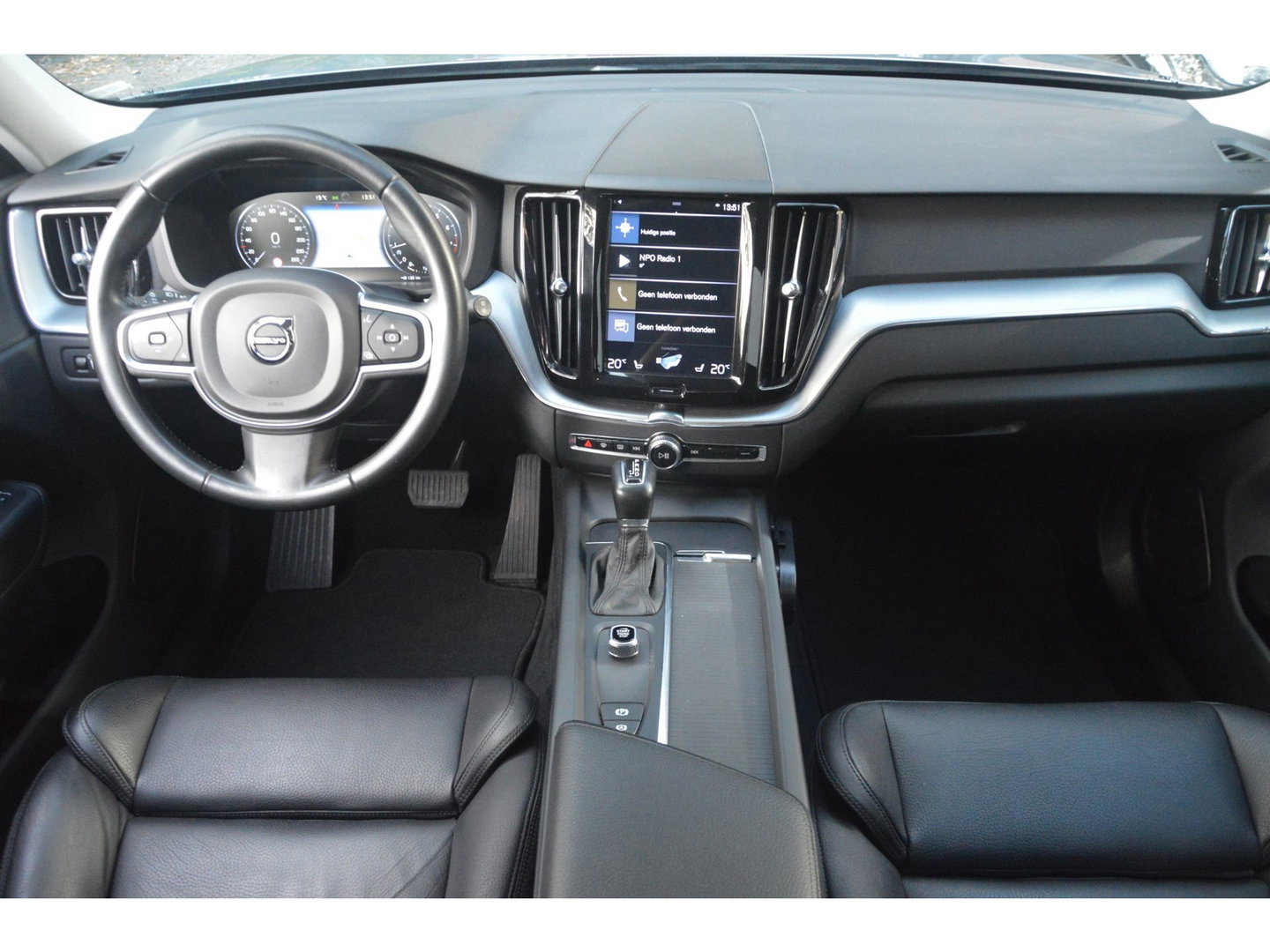 Volvo XC60 T5 Momentum| Trekhaak 2.400 KG | Leer | Keyless | Perfect onderhouden |