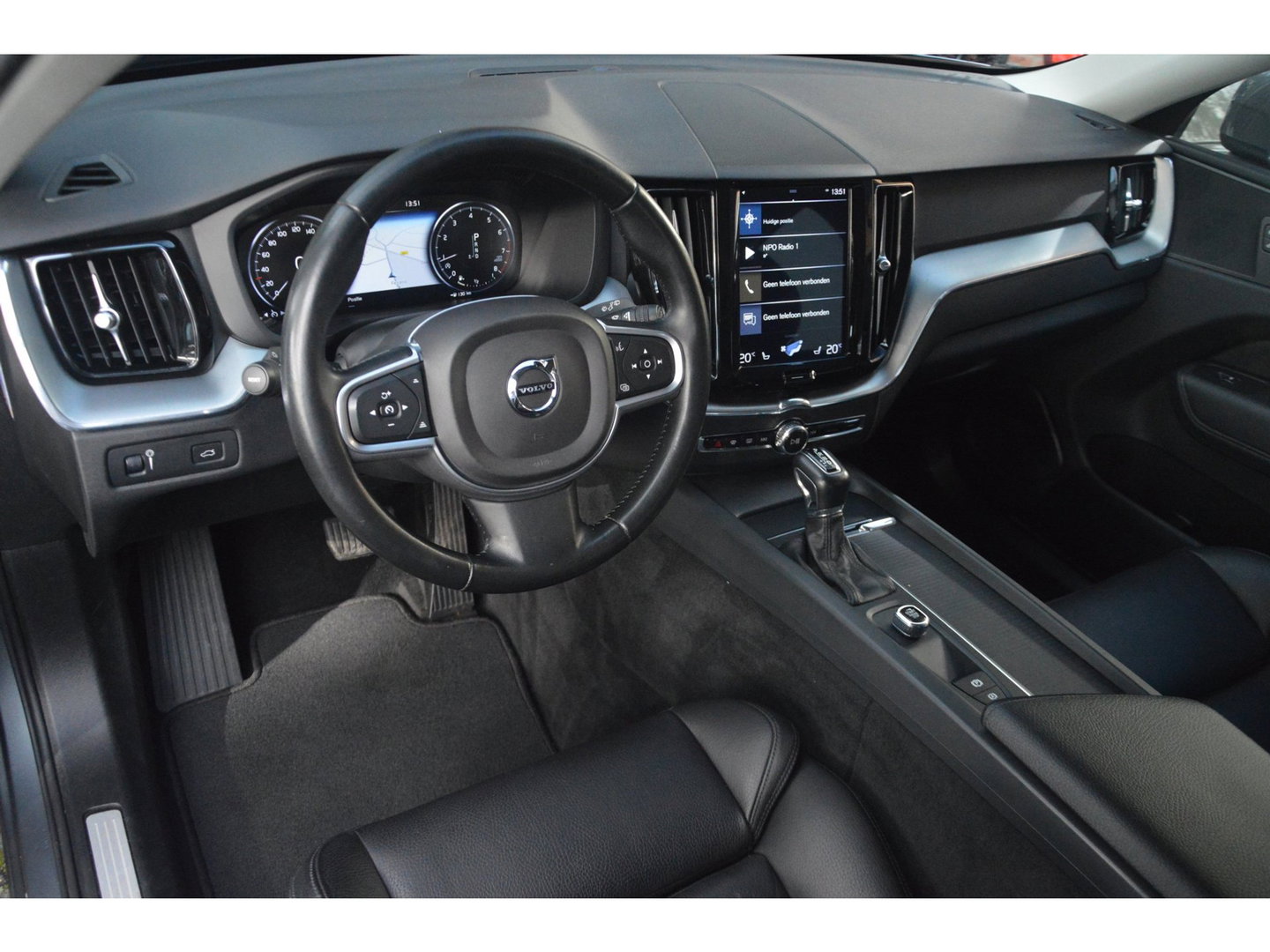 Volvo XC60 T5 Momentum| Trekhaak 2.400 KG | Leer | Keyless | Perfect onderhouden |