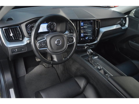 Volvo XC60 T5 Momentum| Trekhaak 2.400 KG | Leer | Keyless | Perfect onderhouden |