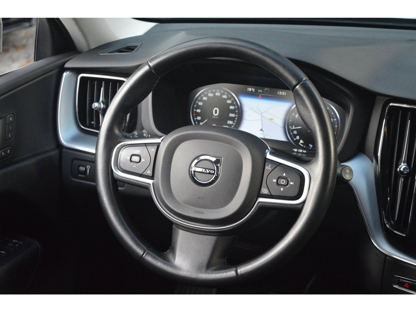 Volvo XC60 T5 Momentum| Trekhaak 2.400 KG | Leer | Keyless | Perfect onderhouden |