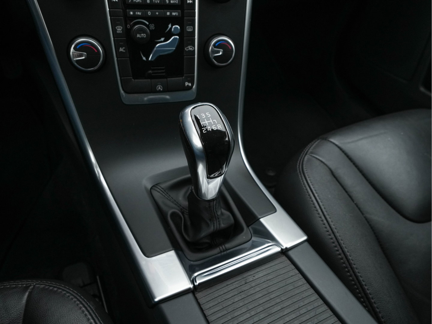 Volvo XC60 2.0 D3 FWD Momentum *LEATHER | NAVI-FULLMAP | COMFORTSEATS | ECC | PDC | CRUISE | PRIVACYGLASS | TOWBAR | 17''ALU*