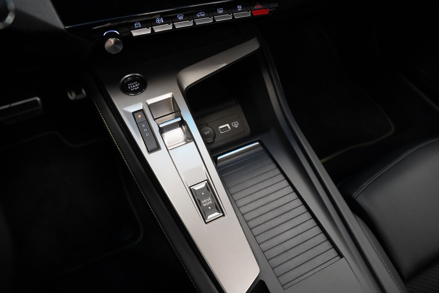 Peugeot 408 e-408 GT Avantage 58 kWh Full-led Panoramadak 19'lmv 24 Maanden garantie* (Vraag naar de voorwaarden)