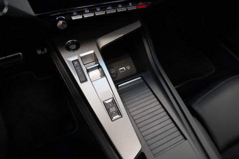 Peugeot 408 e-408 GT Avantage 58 kWh Full-led Panoramadak 19'lmv 24 Maanden garantie* (Vraag naar de voorwaarden)
